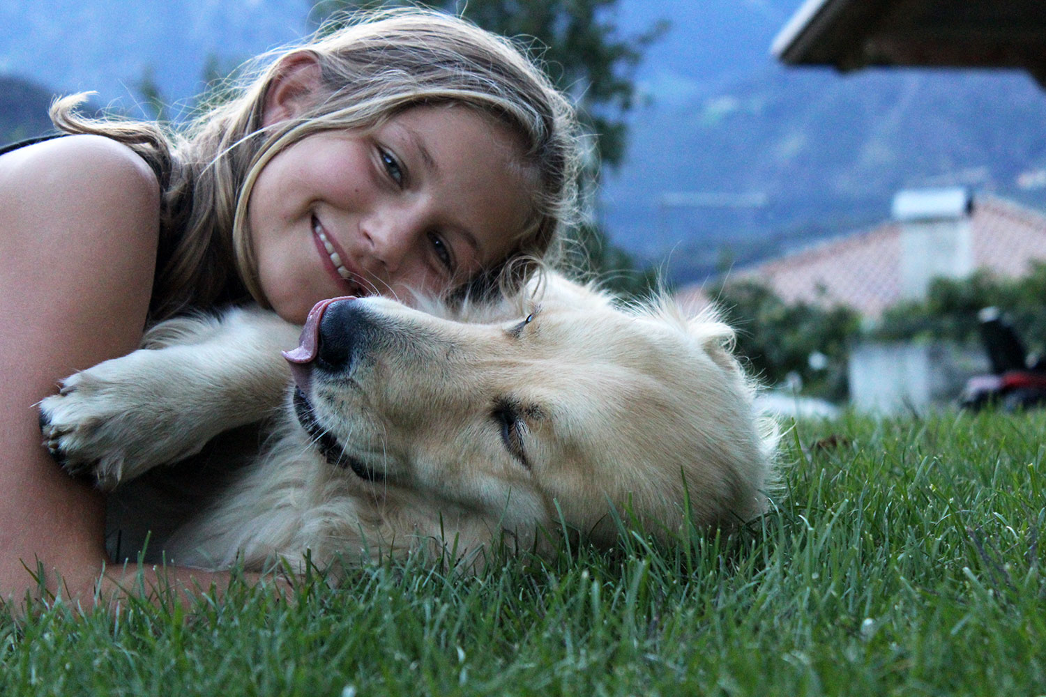Kuscheln mit dem lieben Hund am Moserhof